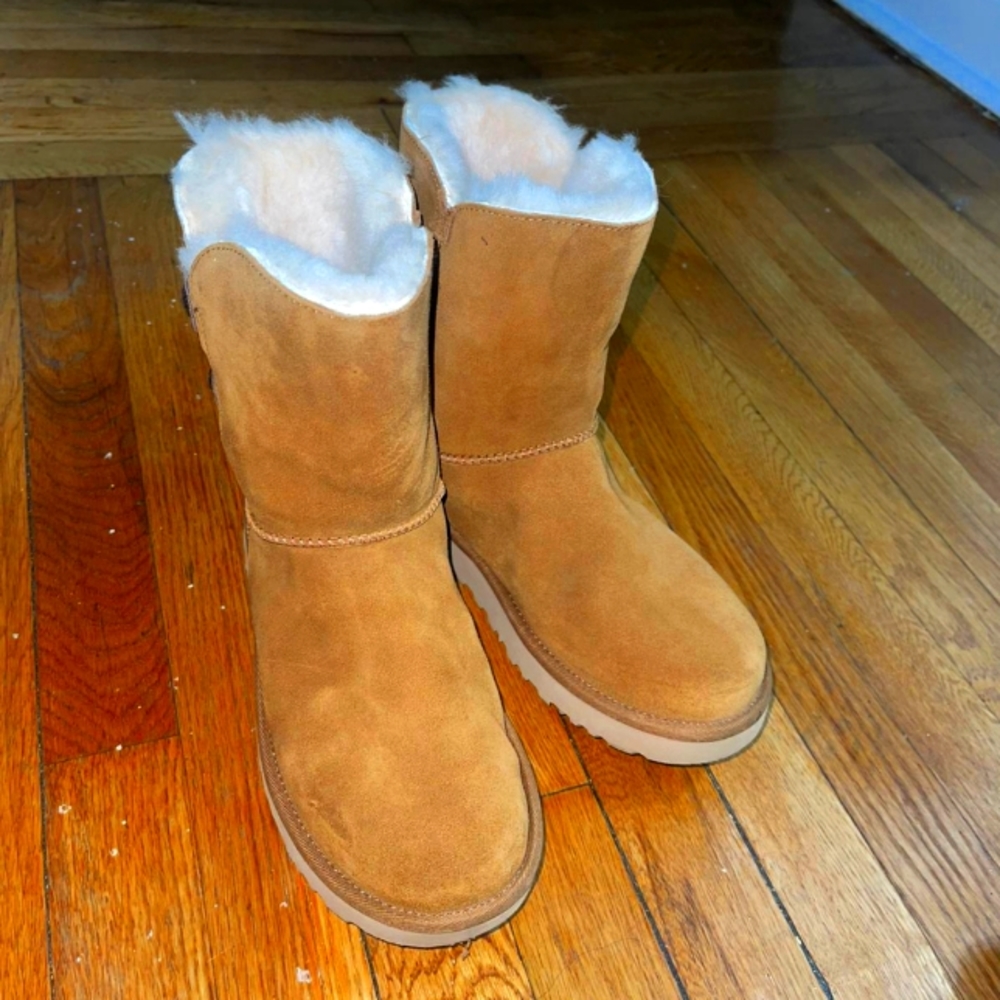 Boots ugg size 7